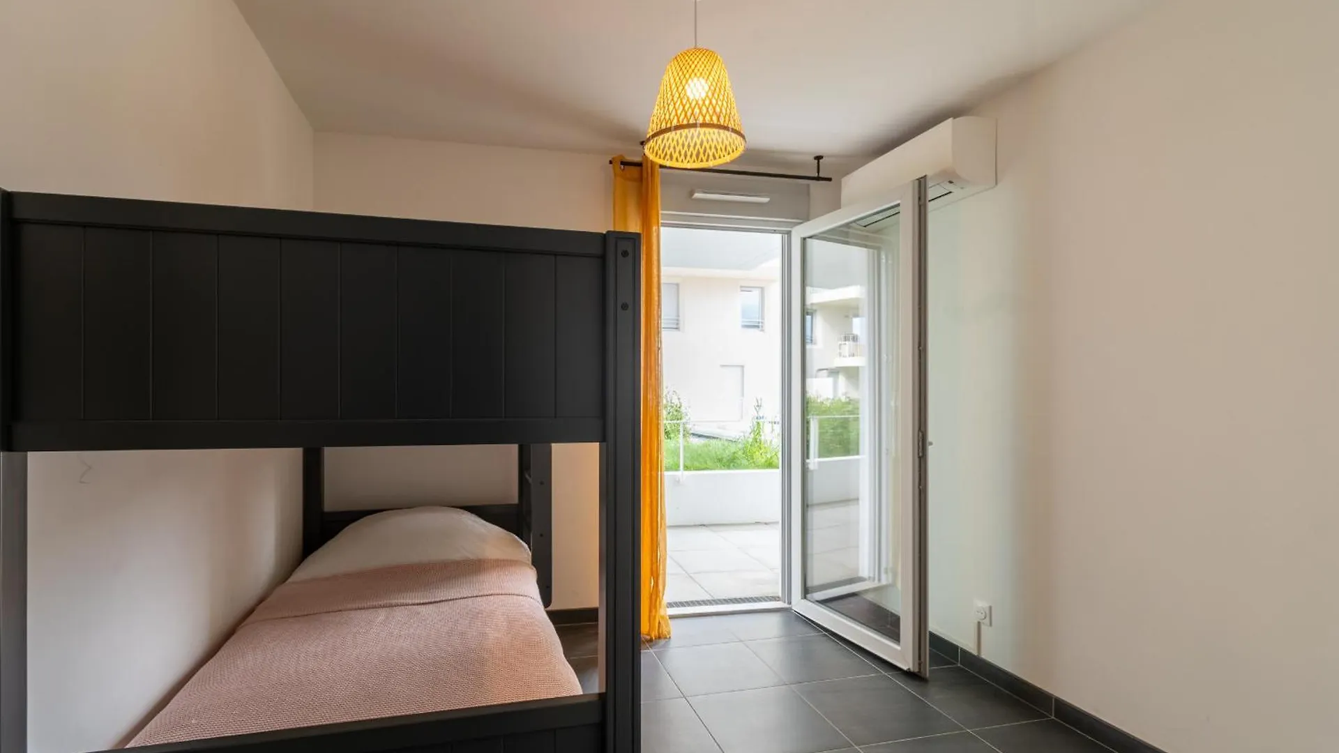 Appartement 70 M2 Climatise Avec Balcon Et Parking Marseille 0*,  France
