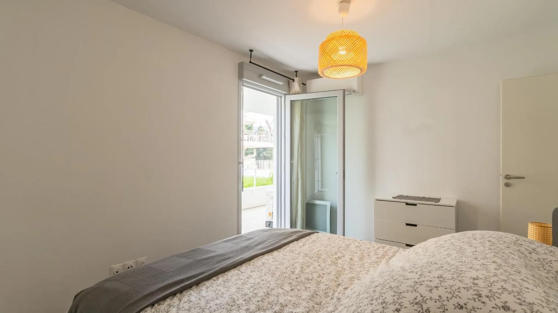 Appartement 70 M2 Climatise Avec Balcon Et Parking Marseille France