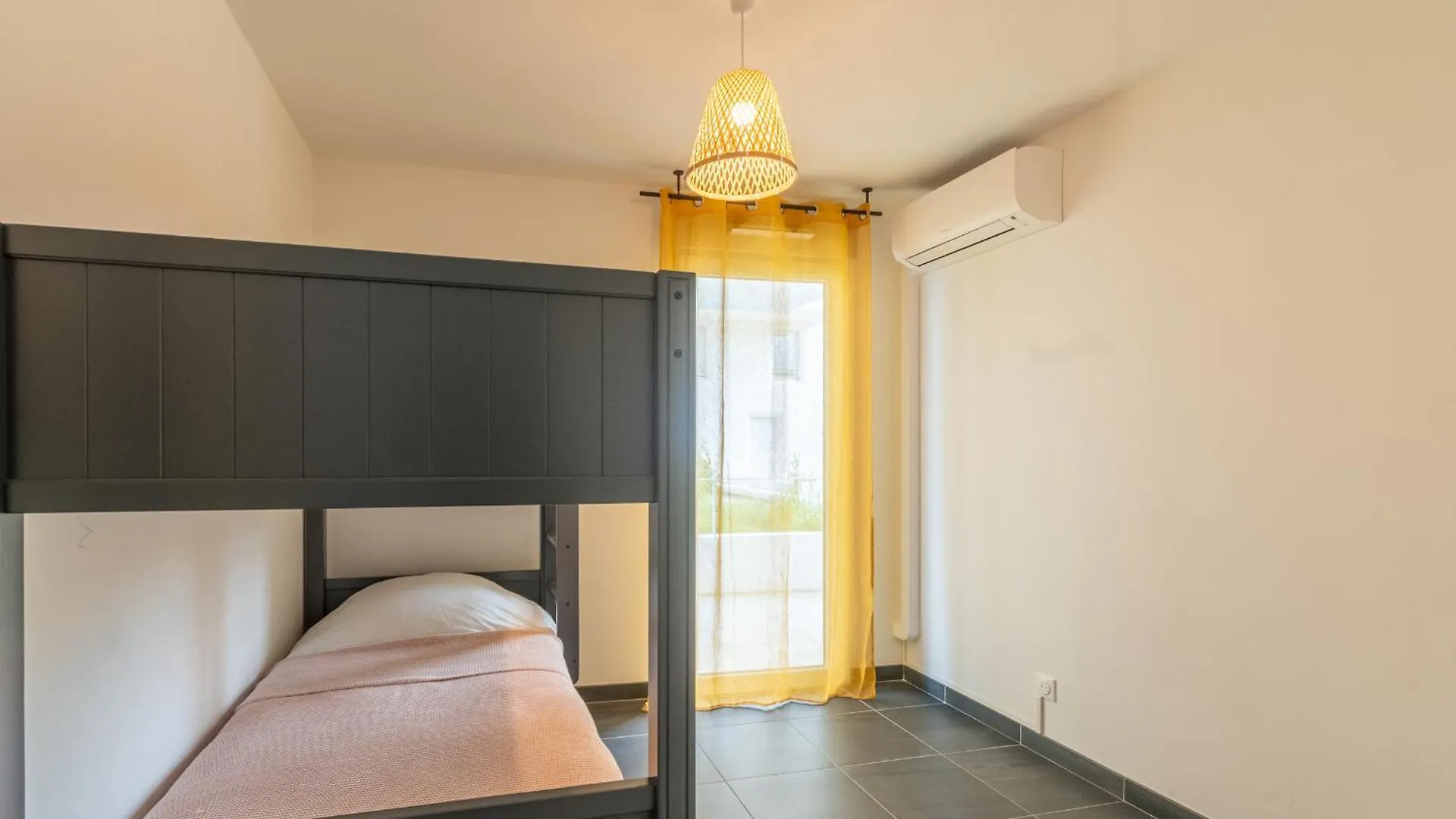 Appartement 70 M2 Climatise Avec Balcon Et Parking Marseille 0*,  France