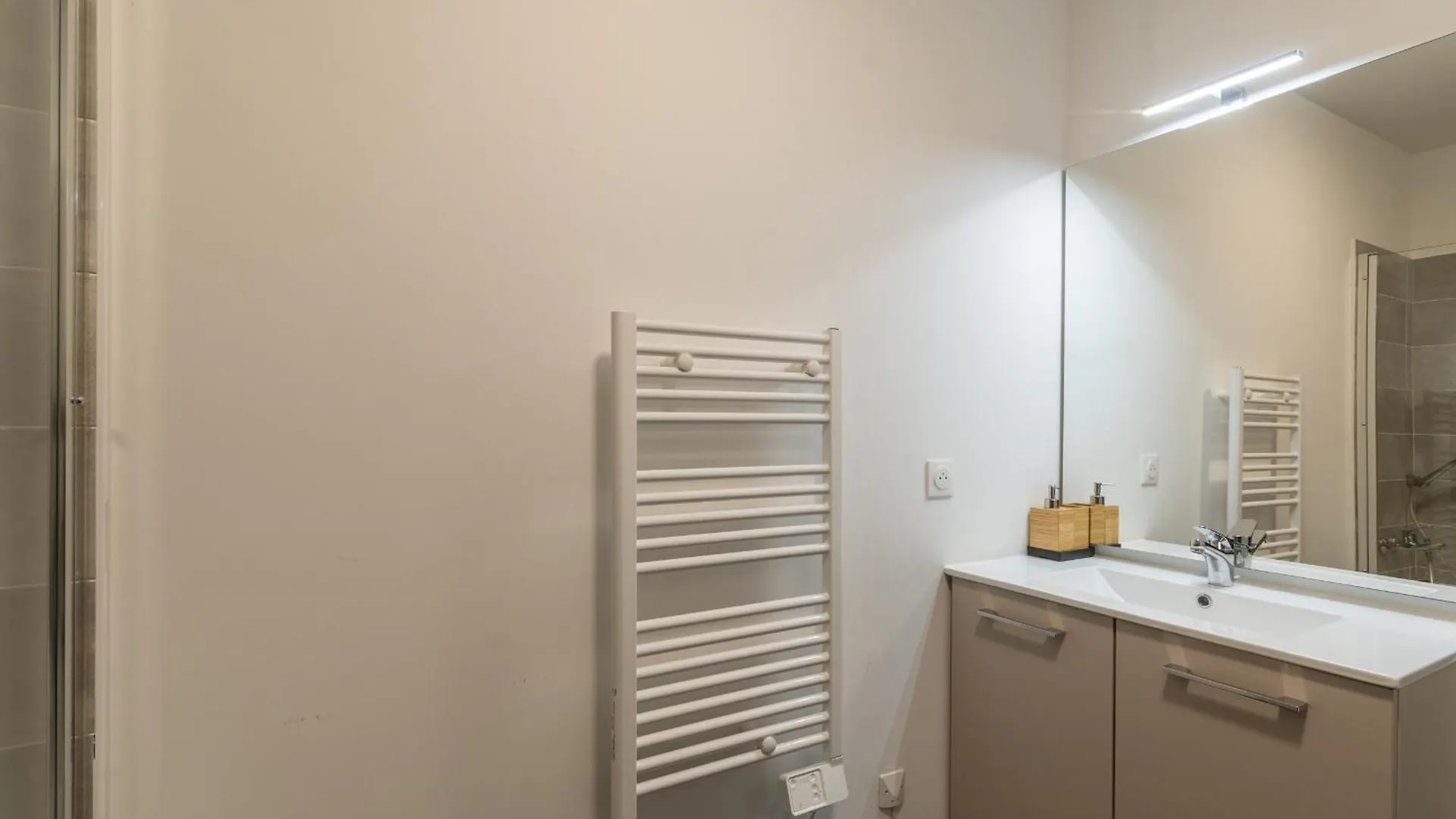 Appartement 70 M2 Climatise Avec Balcon Et Parking Marseille France
